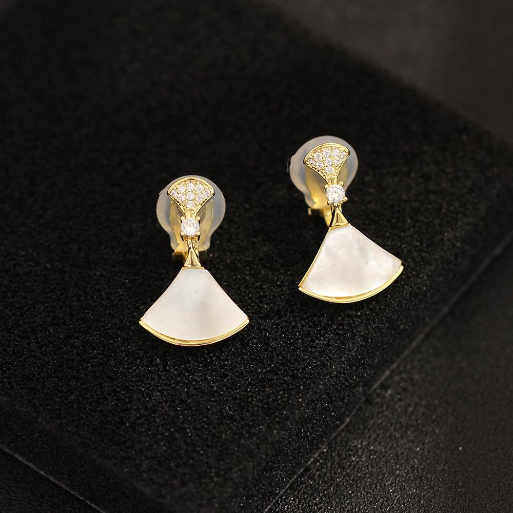 Classic European and American high-end versatile fan-shaped shell earrings gold-plated stone-inlaid temperament earrings without ear holes Ear clips w