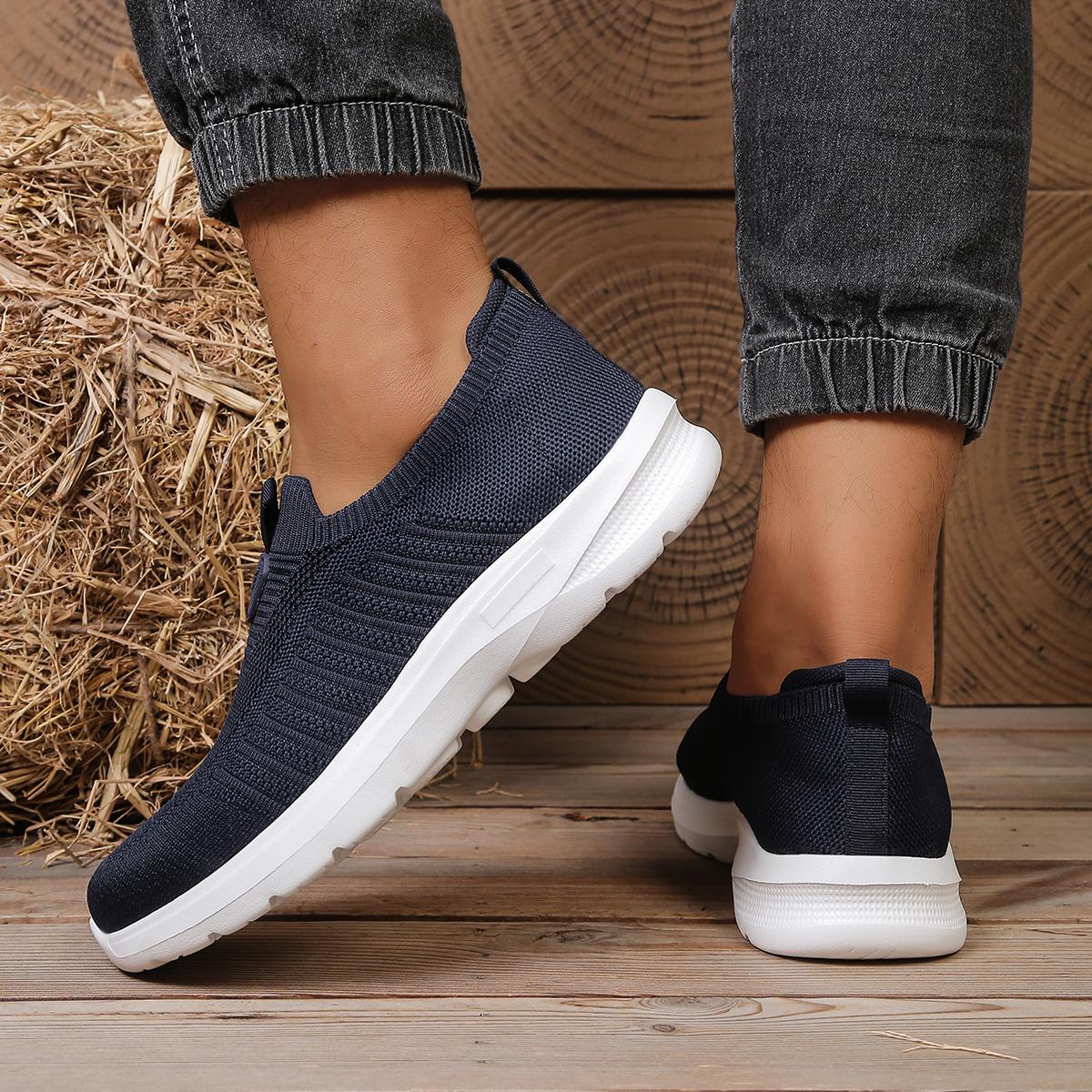 

Men s mesh sports shoes, with breathable, lightweight and soft soles. Ideal for daily casual wear and running. 39 синий