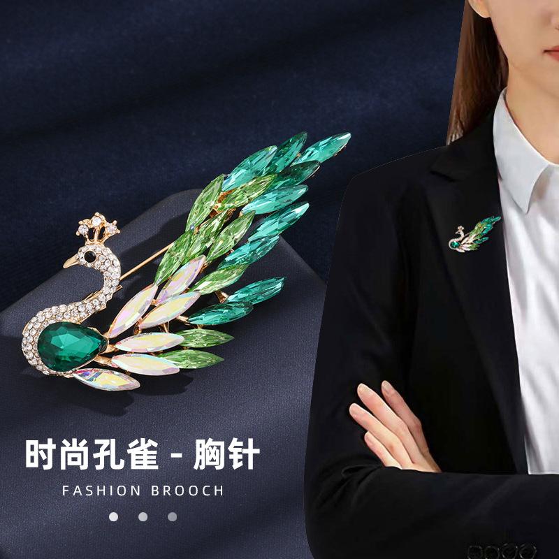 Light luxury gradual change crystal peacock brooch women's niche versatile retro corsage pin suit jacket with accessories