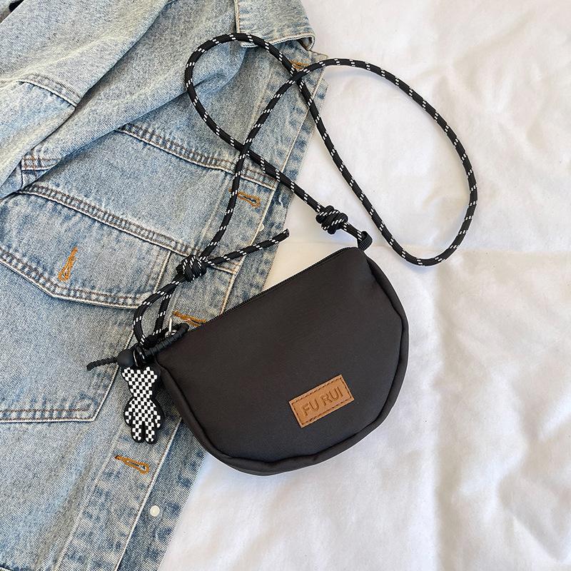 

Personalized casual shoulder messenger bag fashionable portable beautiful niche bag new niche simple small square bag Without pendant чёрный