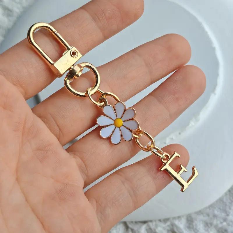 Metal Daisy Letter Keychain Fashion A-Z 26 Letters Keyring Charms Mobile Phone Key Holders Bag Pendant Accessories Couple Gift