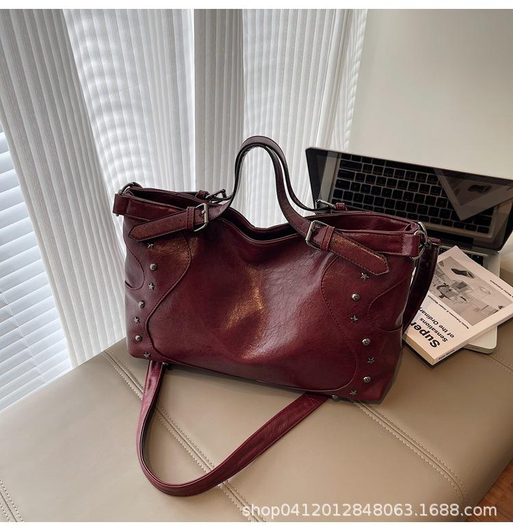 

Ретро женская сумка 2025 новая нишевая ретро локомотивный стиль заклепки сумка-тоут повседневная на плечо сумка-мессенджер бордовый