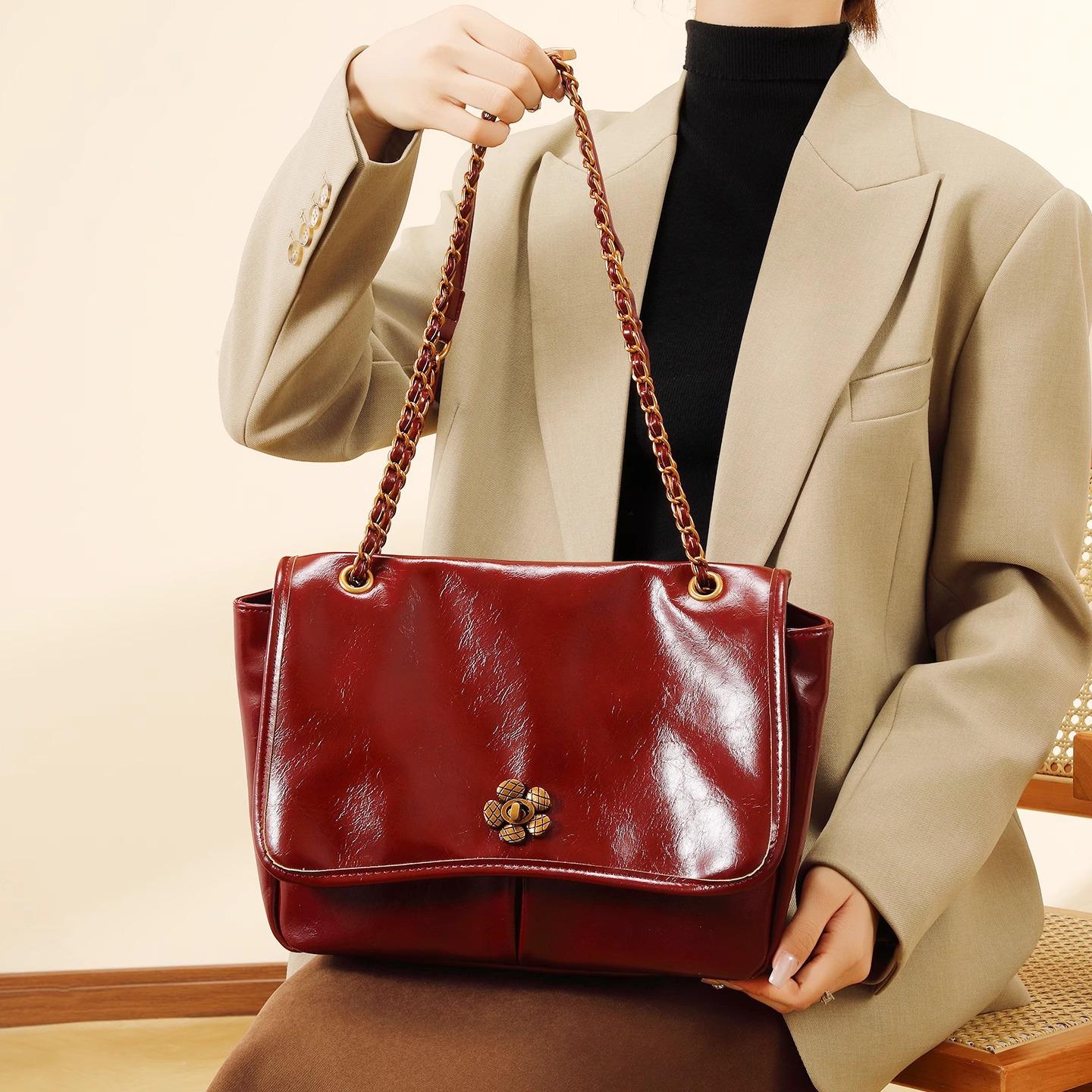 

Large capacity chain tote bag women s spring tide texture niche light luxury shoulder bag commuter bag