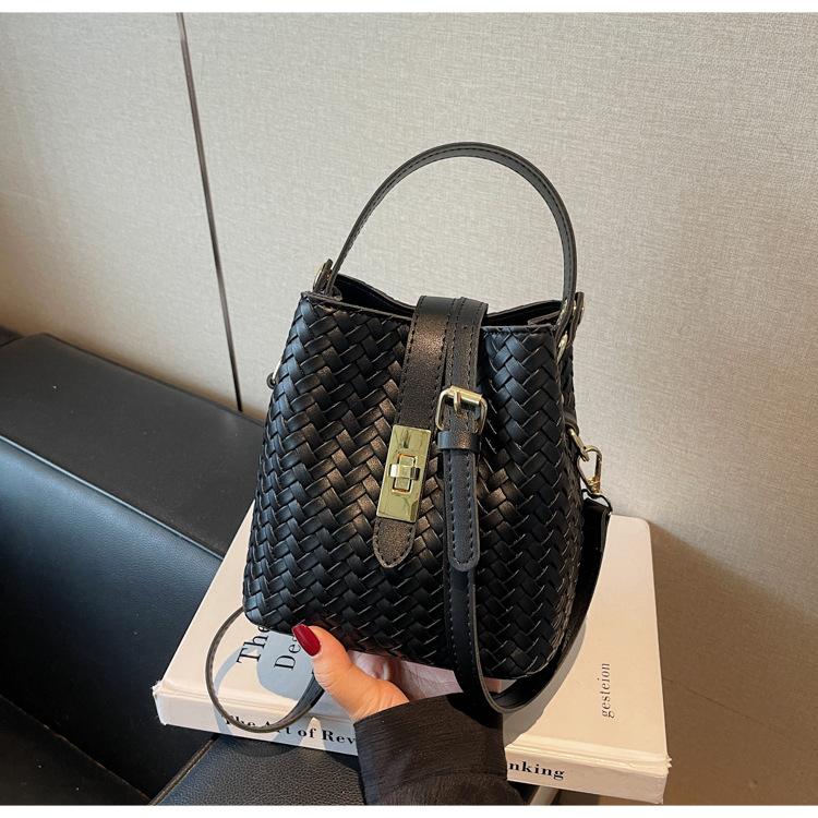 Large Capacity Woven Bucket Bag 2025 New Fashion Messenger Bag Retro Versatile Portable Shoulder Bag Tide
