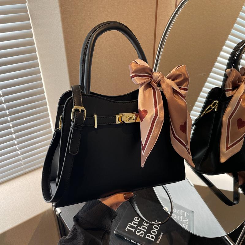 

Свадебная сумка, высококлассная маленькая сумка, женский красный конверт, 2025 новинка, портативная красная сумка для подружки невесты, маленькая квадратная сумка невесты для свадьбы чёрный