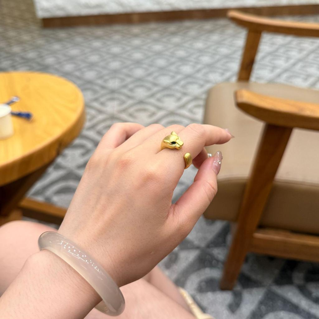 Vintage Italienischer Gold gebürsteter Leopardenkopf Ring, Exquisites Grünes Auge Sternenlicht Mittelalterliche Leichte Luxus High-End Zeigefinger Ring