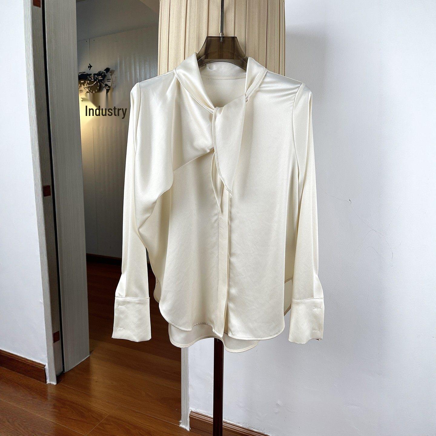 

Элегантная женская рубашка из ацетатного атласа с воротником-бантом - Свободный топ с длинным рукавом и драпировкой, Коллекция Весна 2026. M светло-бежевый