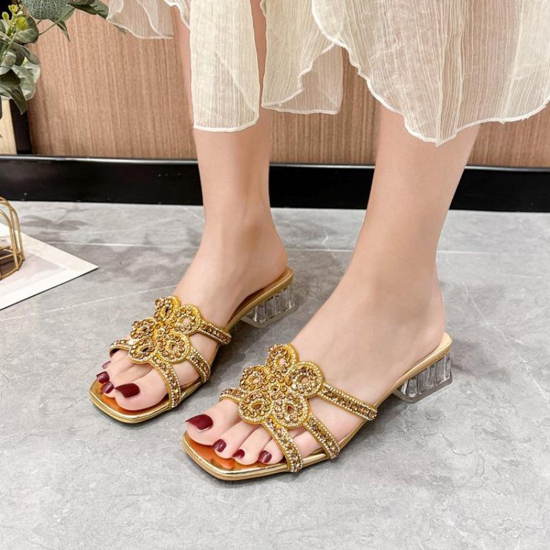 2026 Damenmode Quadratische Spitze Offene Zehenpartie Kristallblume Feiner Riemen Rutschfest Verschleißfest Sandalen mit Mittelhohem Absatz Hausschuhe