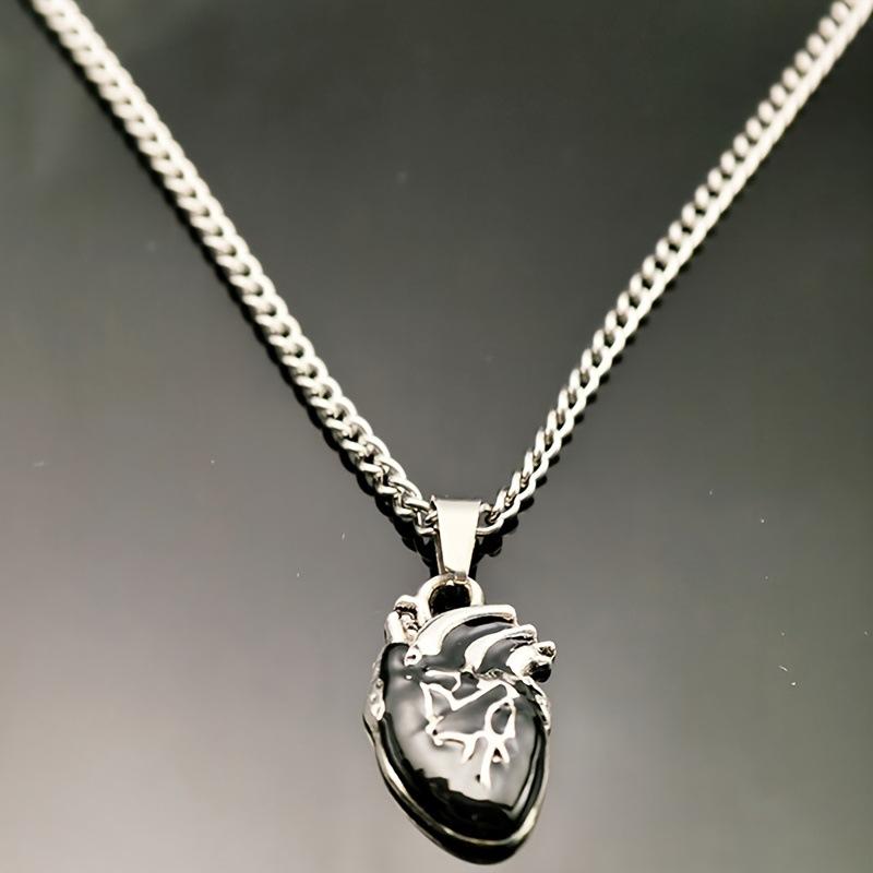 The Heart-shaped Pendant Is a Unique Gift Necklace for Valentine's Day Couples