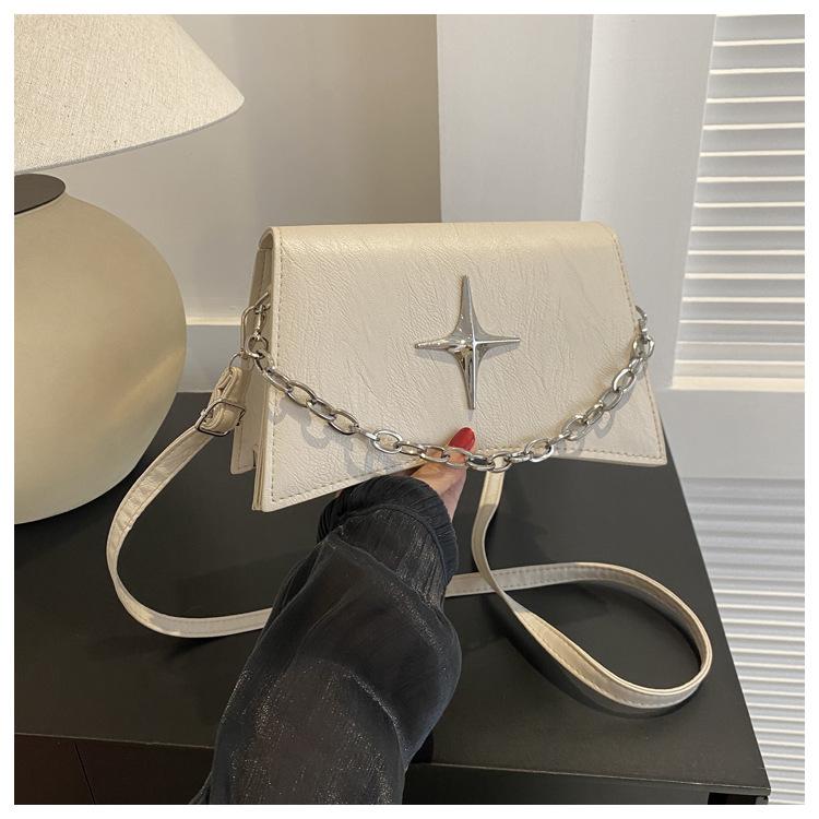 

Однотонная 2025 зимняя новая трендовая дизайнерская простая на плечо через плечо портативная цепочка маленькая квадратная сумка женская