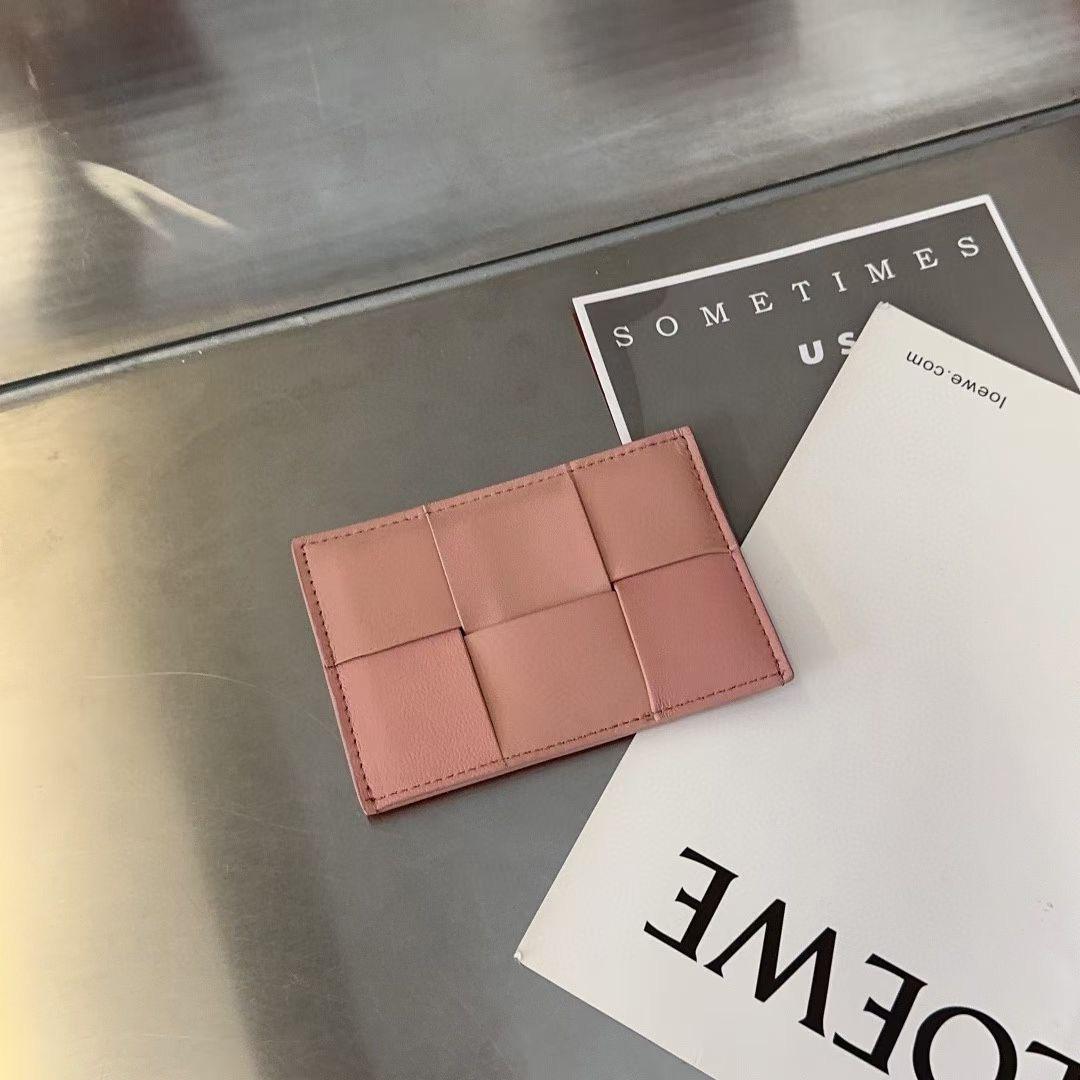 

Ультратонкий держатель карт из натуральной кожи – минималистичный дизайн унисекс для банковских карт и удостоверений личности розовый