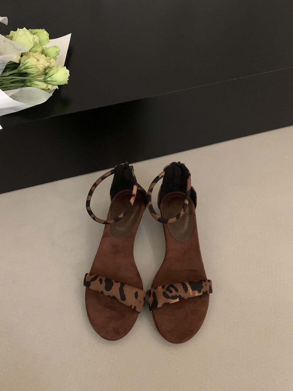 

French niche design low-heeled sandals women s 2025 summer new leopard print open-toe one-word buckle strap Roman shoes 40 цветной печати леопарда