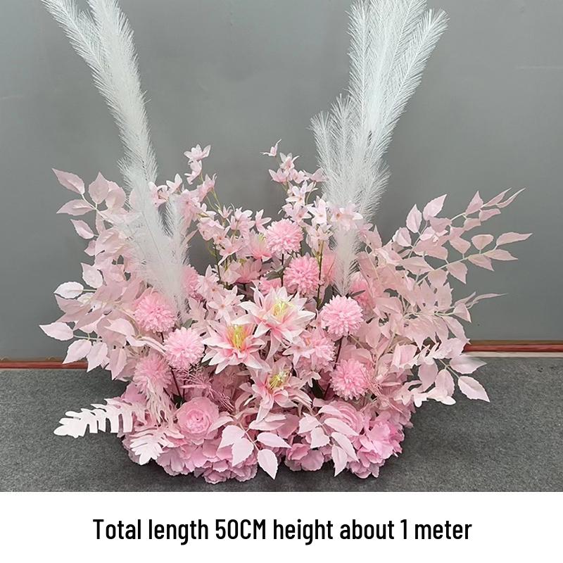 Hochzeitsgangdekoration im New Forest-Stil mit Blumen und Federn