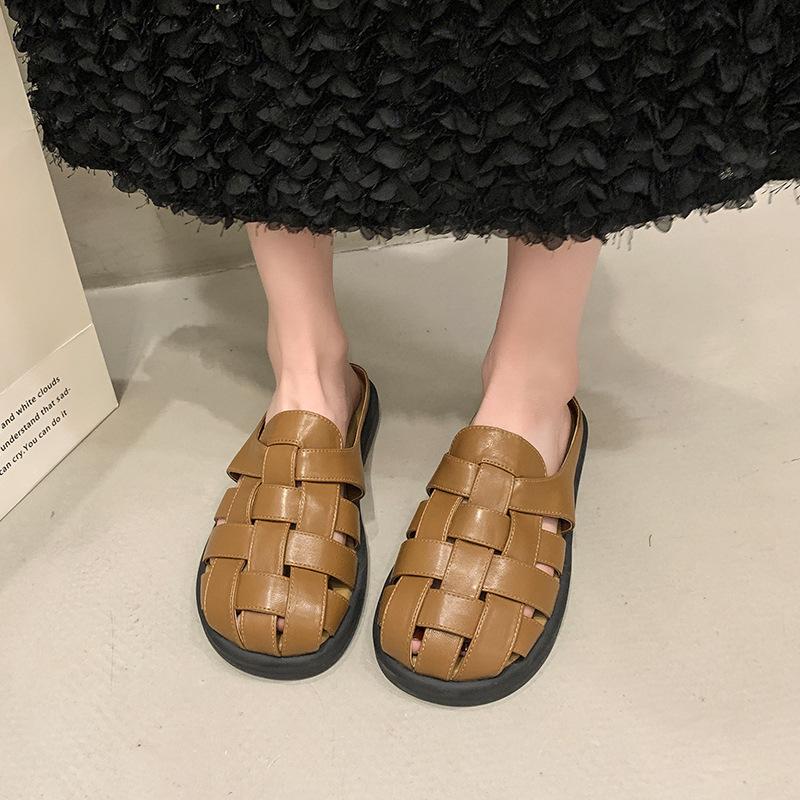 Baotou Hausschuhe Damen 2024 Sommer neu Römisch gewebte Strandschuhe hohl weiche Sohle Retro halbe Schleppe Außenhausschuhe