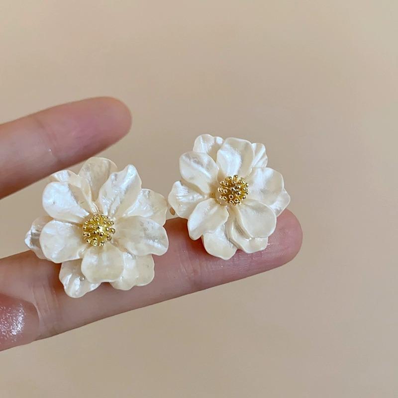 White Acrylic Flower Women's Stud Earrings Folded Florals Korean Fashion Sweet Petals Irregular Female Earrings 2026 New In