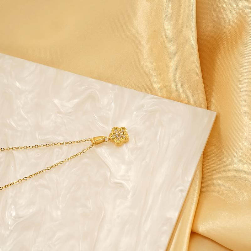 Exquisite And Beautiful Titanium Steel Flower-Shaped Pendant With Diamonds And Gold-Plated Non-Fading Women'S Necklace Jewelry