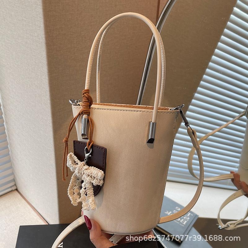 Korean Version Niche Design Bag Women's 2025 New Popular Messenger Bag Casual Portable Bucket Bag Shoulder Mobile Phone Bag
