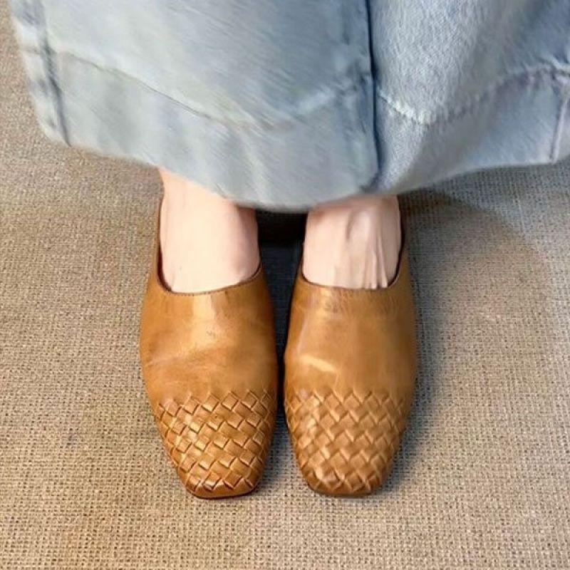 A sheepskin version of French retro woven headband half-slipper a fashionable and lazy woman can be worn outside with one foot