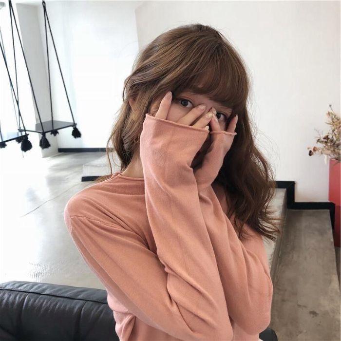 Für Schüler im Herbst und Winter kann das Tragen eines Strickpullovers als Innenschicht sie schlanker aussehen lassen.