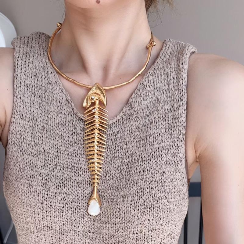 European-American Inlaid Diamond Fishbone Pendant Choker – Exquisite High-End Clavicle Necklace