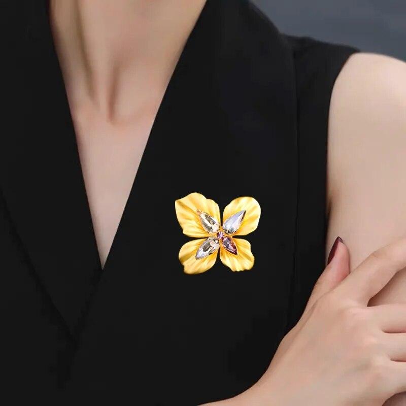 Spille di fiori a quattro petali di moda per le donne di lusso imitazione cristallo temperamento corpetto accessori cappotto spille gioielli da donna