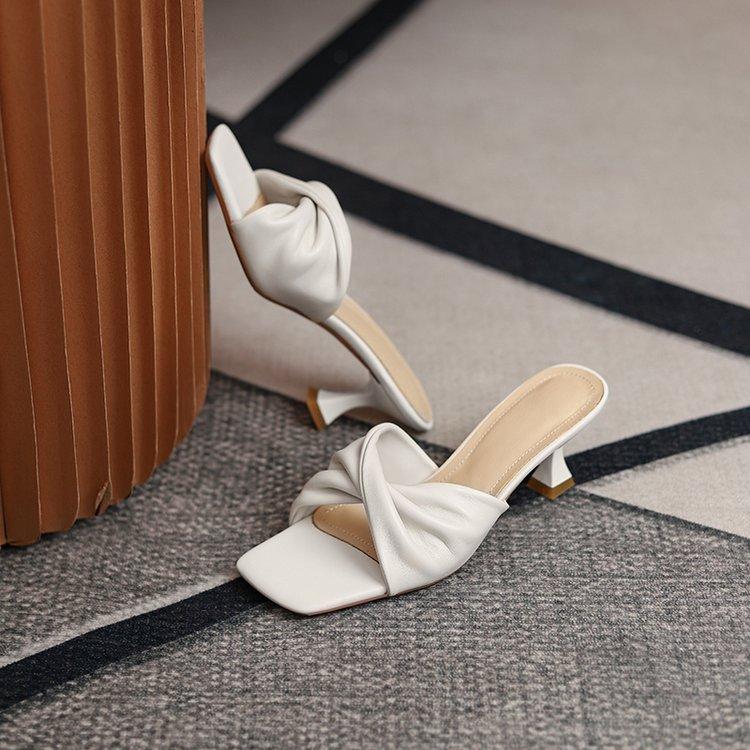 

Flower-shaped ties, thin-heeled cool slippers, ladylike temperament, one-word high-heeled slippers, and outer slippers. 39