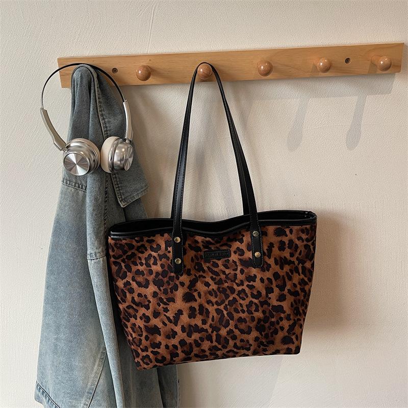 

Fashion large-capacity leopard print tote bag women s 2025 new commuter simple shoulder bag retro super fire armpit bag