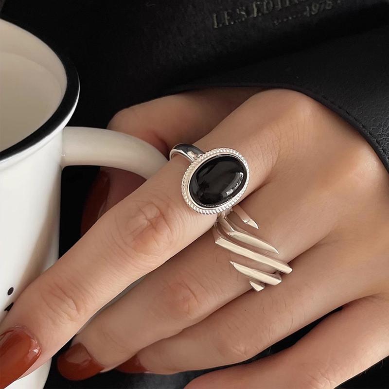 Distinctive Black Agate Adjustable Ring For Women Featuring Trendy Geometric Elements And Fashionable Style