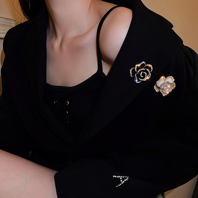 Camellia Brooch Fashion Luxury Rhinestone Imitation Pearl Pin For Women Fashion Clothes Corsage Zircon Accessories Wholesale
