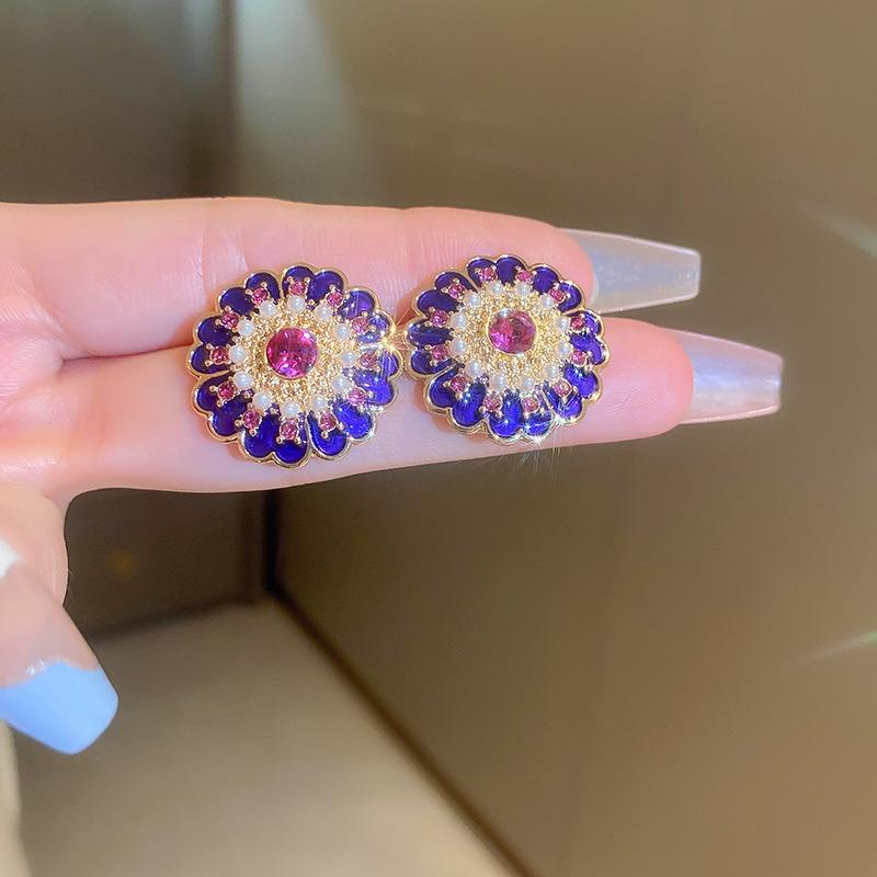 Retro Court Style Earrings Niche Light Luxury High-end Stud Earrings Versatile Earrings