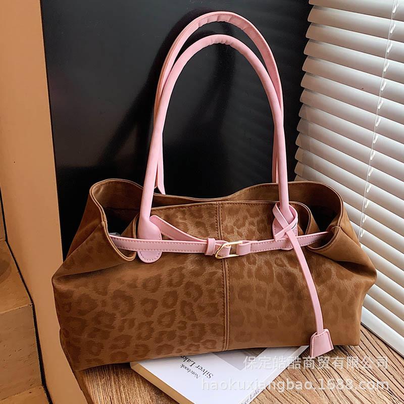 

Leopard print bag women s large capacity 2025 new autumn and winter leisure niche design shoulder underarm bag commuter tote bag синий