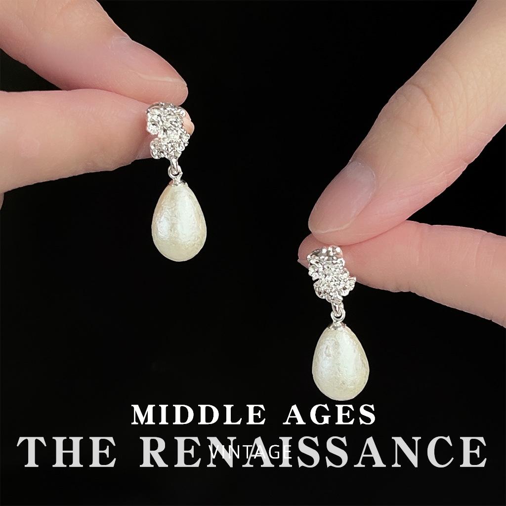 

Light medieval French retro snowflake pearl earrings, water drop texture stud earrings, elegant earrings.