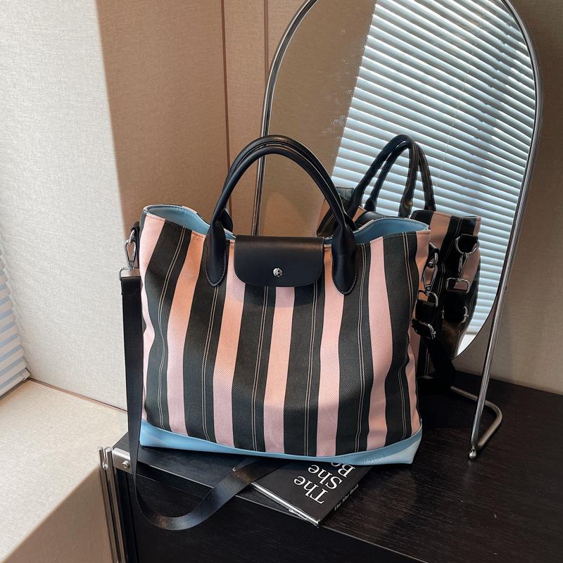 

Large capacity casual fashion tote bag women s new niche design striped shoulder crossbody commuter bag чёрный