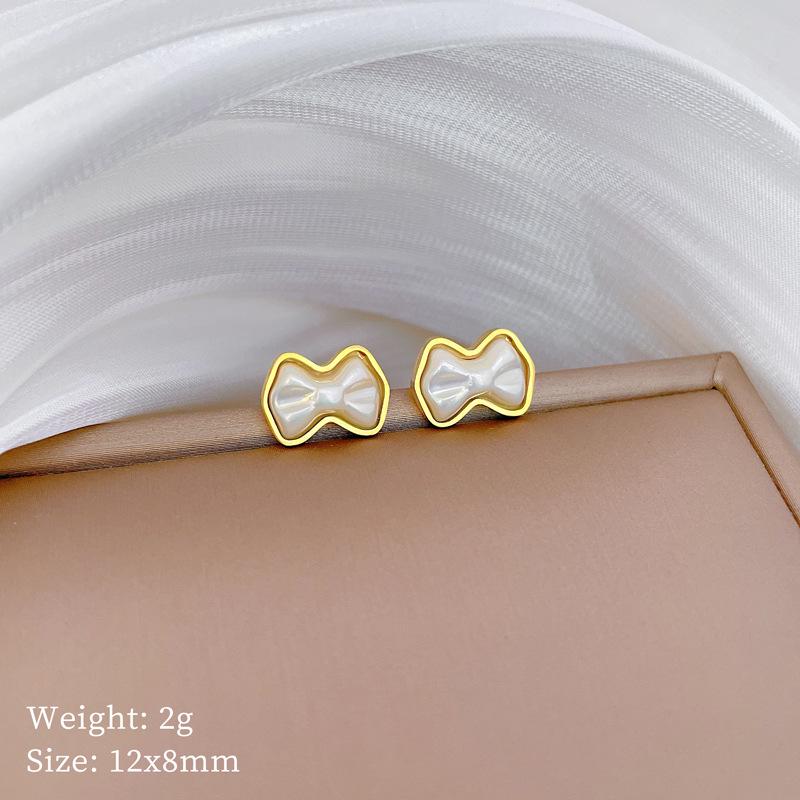 Cercei minimaliști tip stud din oțel titan cu sidef și trifoi cu patru foi - Design androgin pentru temperament individual și eleganță de banchet.