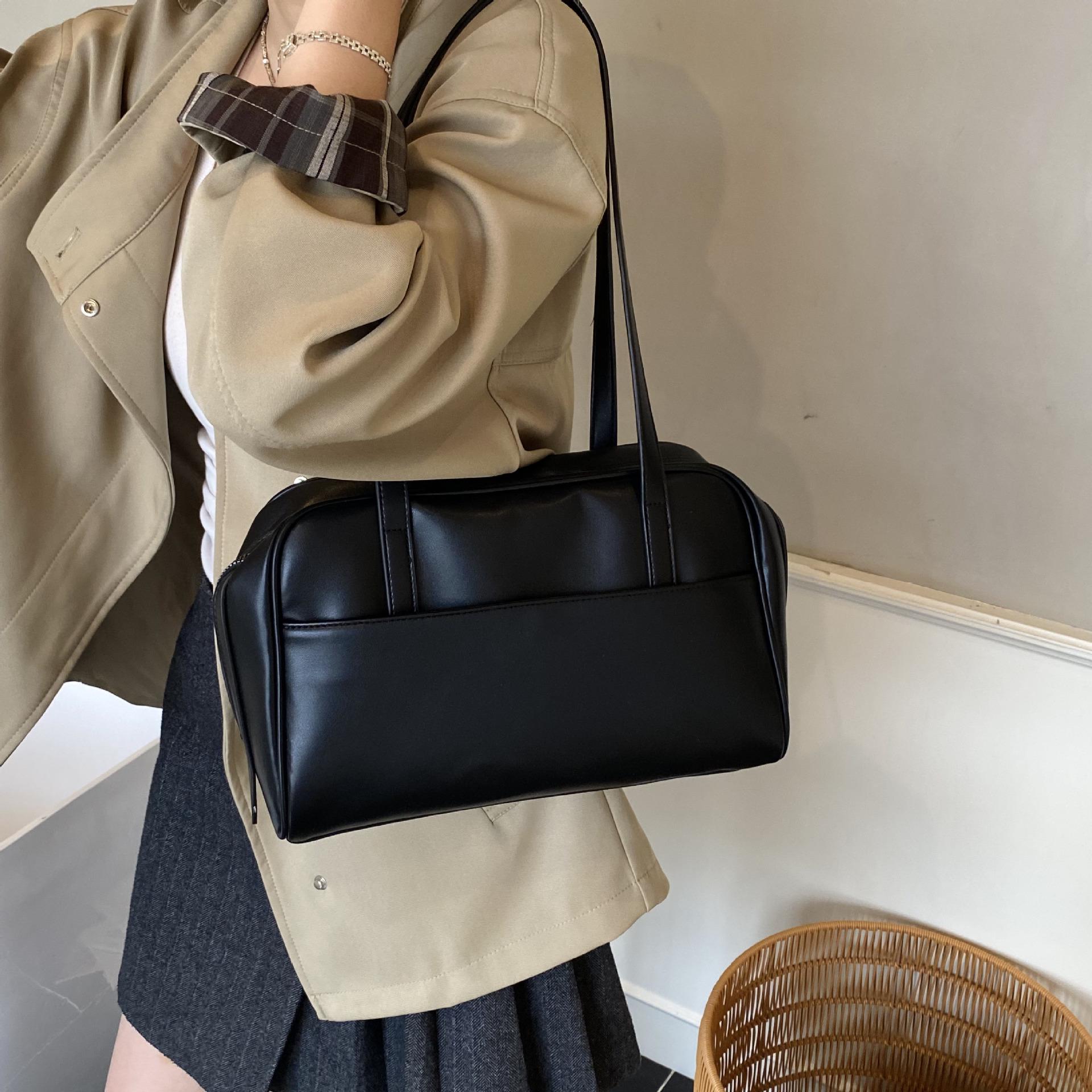 

Спортивная женская сумка-тоут из ПУ – Вместительная сумка через плечо для коротких деловых поездок и путешествий (Издание 2025 г.) чёрный