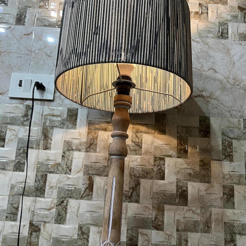 Naturholz Stativ Stehleuchte mit graviertem Blumen- und Blätterdesign mit Garnschirm - Industrielle Leuchte für Wohnzimmer, Ecken