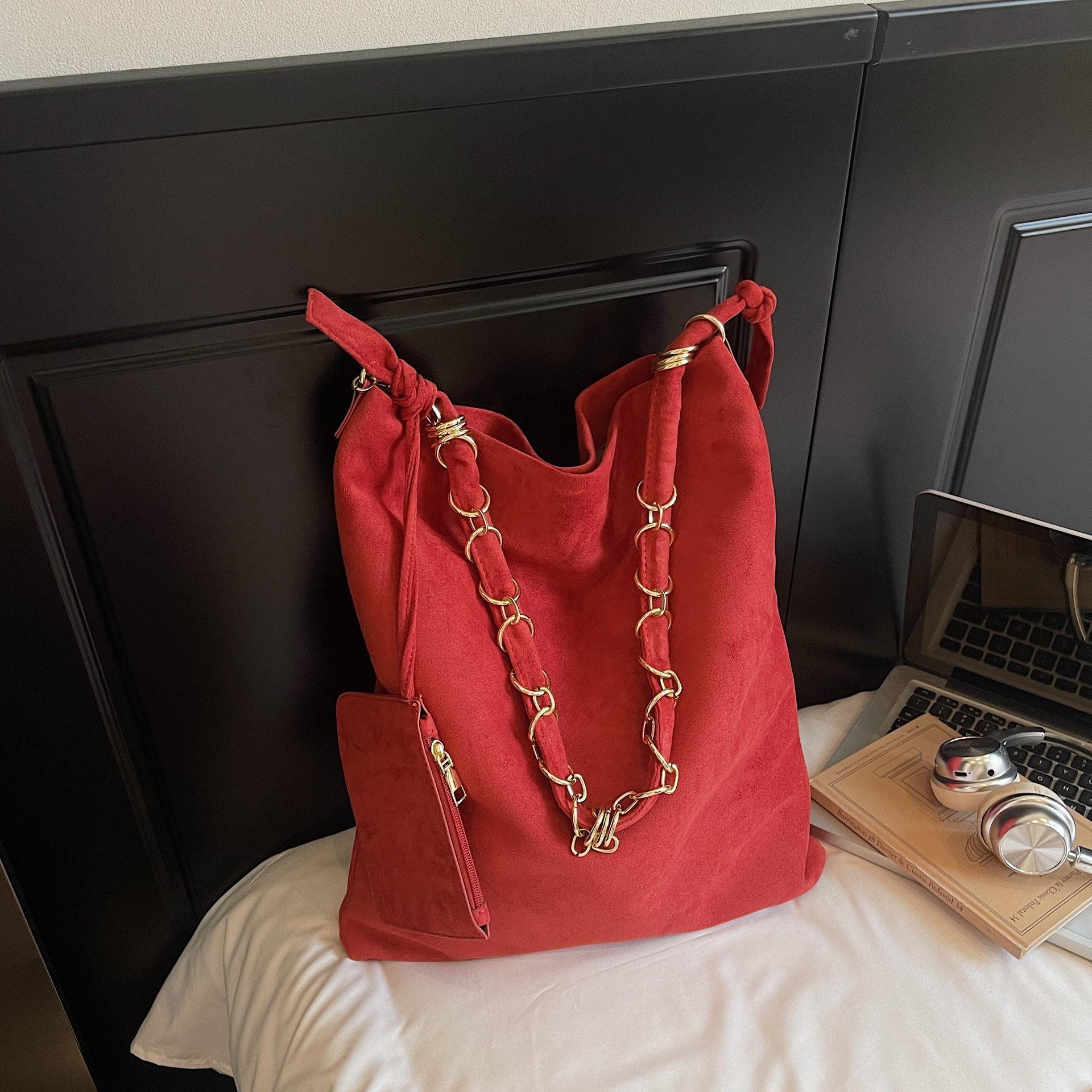 

Вместительная матовая сумка из коровьей кожи под мышкой женская 2025 новая на плечо сумка-мессенджер минималистичная замшевая сумка-ведро Send a small bag. бордовый