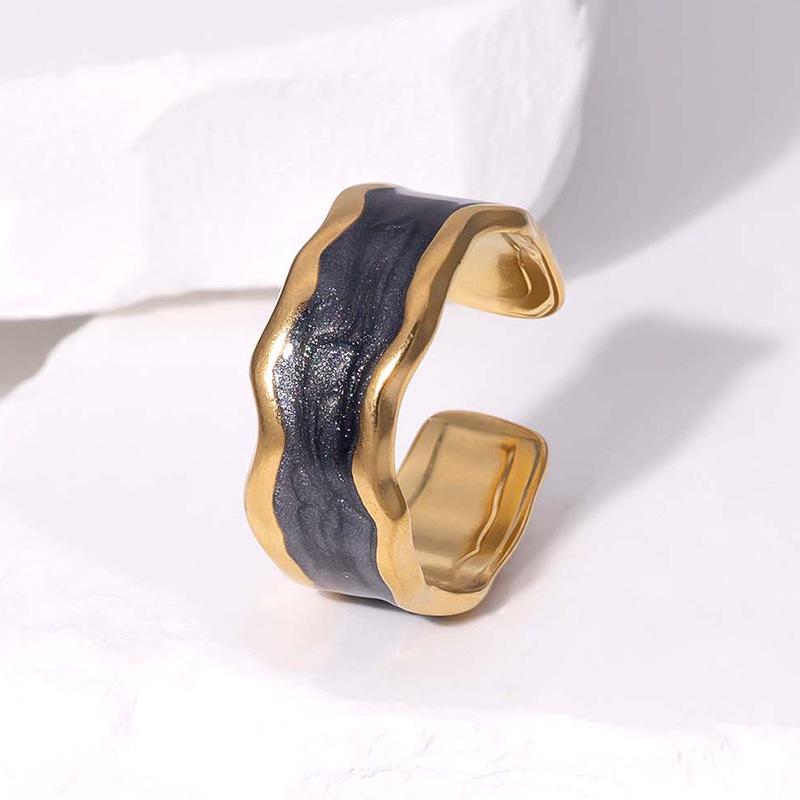 Anello in Acciaio Titanio Placcato Oro - Elegante Stile Ins da Donna con Sensazione di Alta Gamma e Design Semplice, Influenza Europea e Americana.