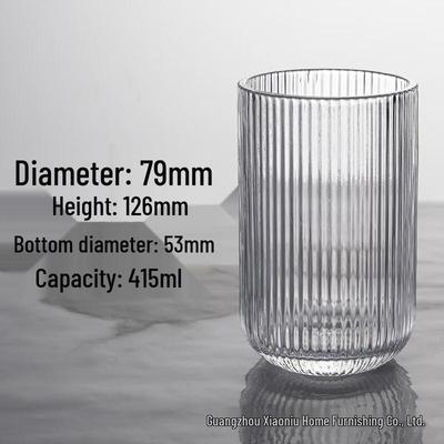 Pruhované sklenice na nápoje se stopkou