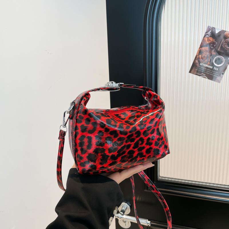 

Niche 2025 new autumn fashion retro leopard print handbag bag female foreign style commute to work shoulder messenger bag