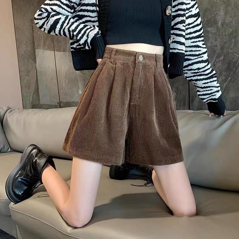 Short large en velours côtelé pour femme, coupe trapèze, automne/hiver 2023: Coupe ample, idéale avec des bottes, tenue décontractée.