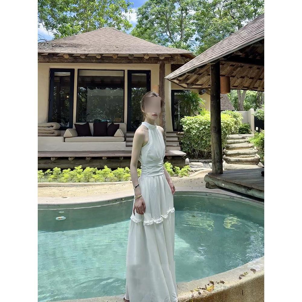 Vacation long skirt, summer new retro white moonlight halterneck sleeveless dress, women tighten their waist to look slimmer