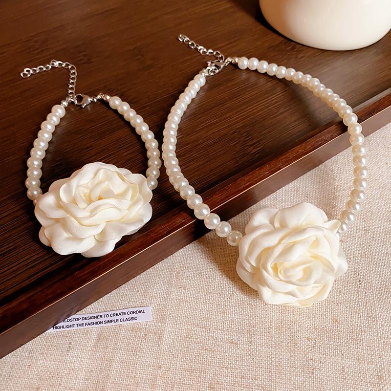

Романтичный набор украшений с розовыми розами: ожерелье, браслет, серьги. Элегантное ожерелье-чокер на цепочке из искусственного жемчуга. Браслеты-манжеты для вечеринки, свадьбы. белый