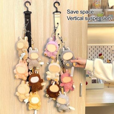 Supporto Espositivo per Bambole Organizzatore Ciondoli Portaoggetti Supporto Espositivo Cinghia in Tessuto Oxford Affidabile Porta Giocattoli di Peluche con 8 Clip