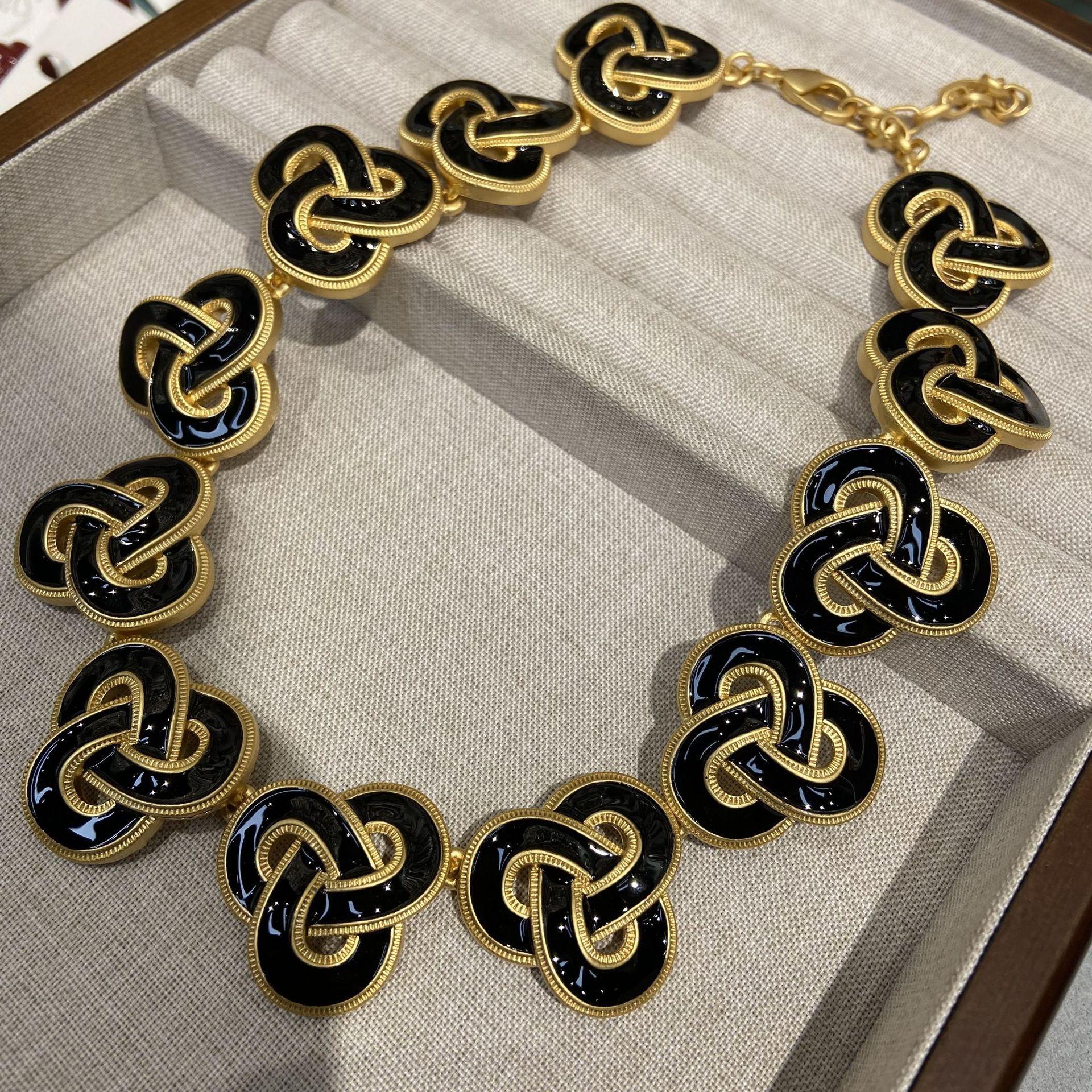 Prosperous Black Gold Geometric Knot Necklace Jewelry Vintage Premium Sense Niche Design Sense Necklace Female