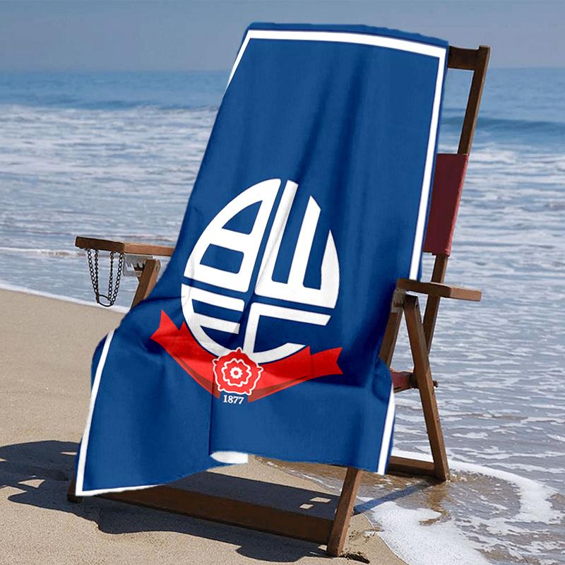 Plážová osuška s logem Bolton Wanderers FC - měkká, savá, rychleschnoucí, pratelná v pračce - ideální na plavání, kempování, koupání