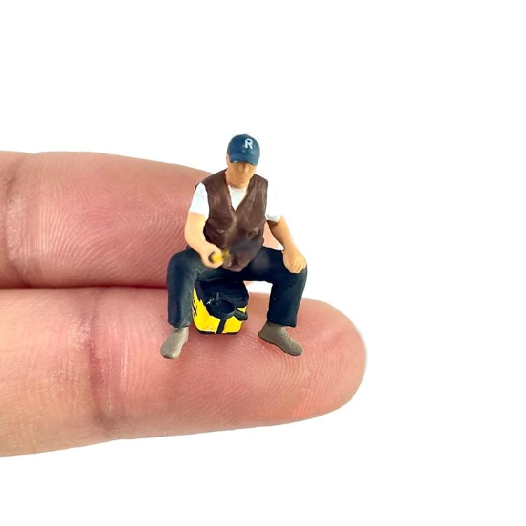 Artistic 1/64 Scale Miniature Fishing Figure Resin Attractive Mini Fishing Scene Resin Ornament for Decorative Use Gift