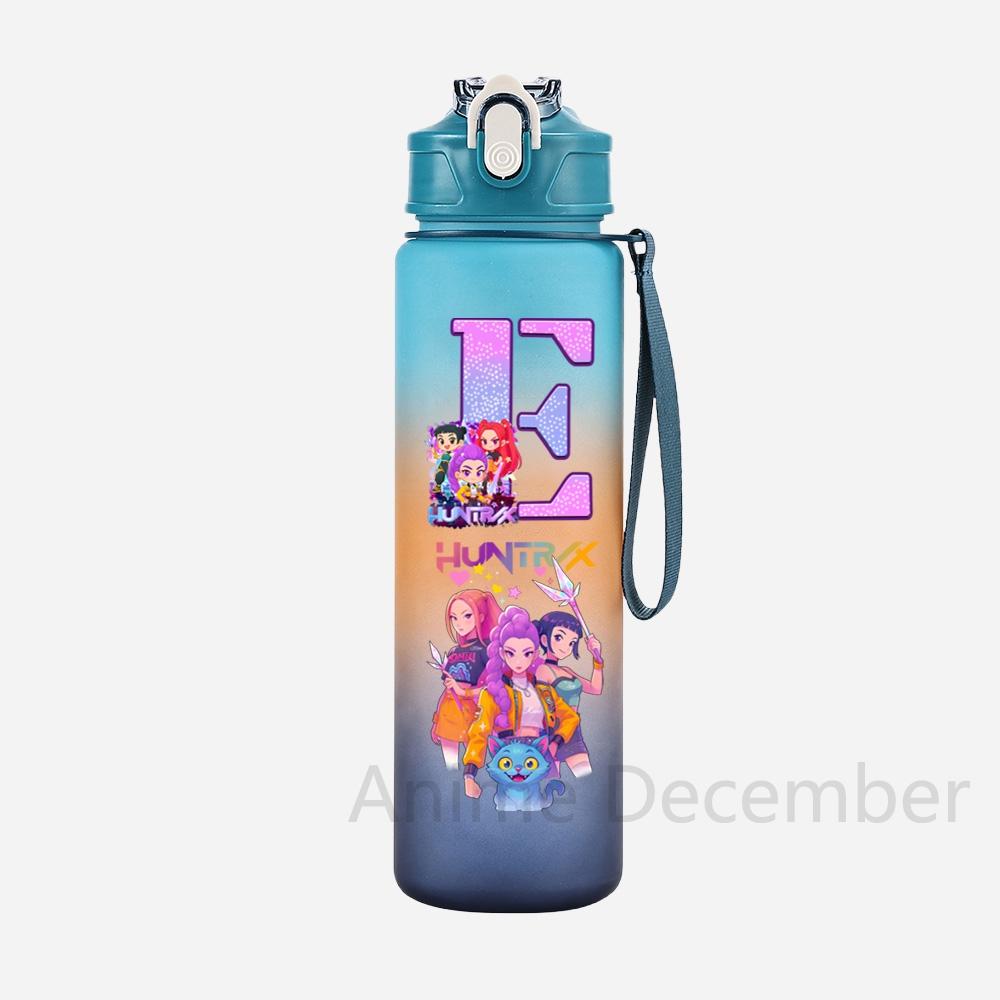 Anime K-Pop Lovci démonů A-Z Anglické písmeno Potisk Modrý hrnek na vodu Lovci démonů Velkoobjemová Venkovní Přenosná Láhev na pití pro Chlapce Dívku Dárek