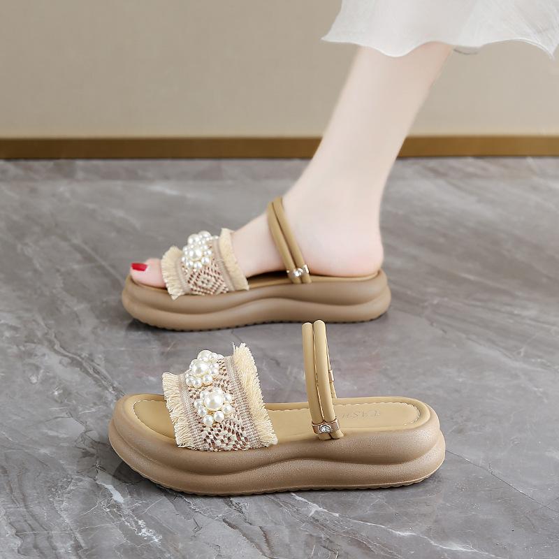 Damen coole Hausschuhe Xiaoxiangfeng dicksohlige Perlenhausschuhe flachsohlige Ein-Wort-Trageweise 2025 Sommer neue Sandalen für Damen