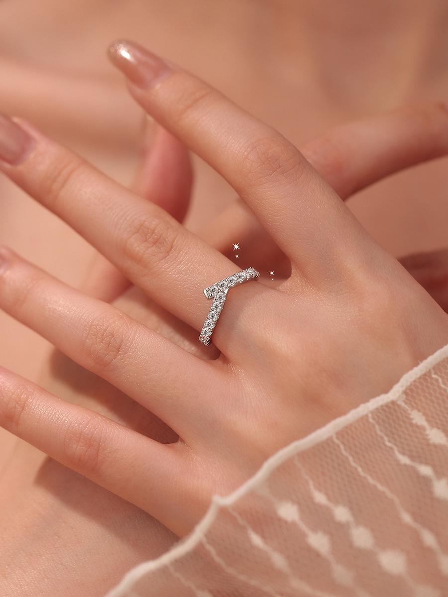 

Асимметричное кольцо-кроссовер из стерлингового серебра 925 пробы с муассанитом для женщин – Минималистичный стиль для ношения в стопке Size 17 (US 7.5)